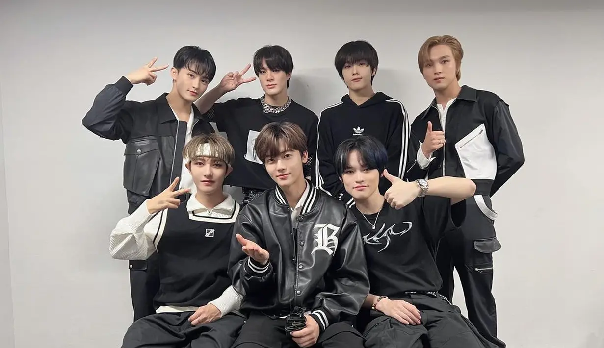 Begitu pula NCT Dream yang nggak kalah keren dengan gaya streetwear serba monokrom mereka. [@nct_dream]