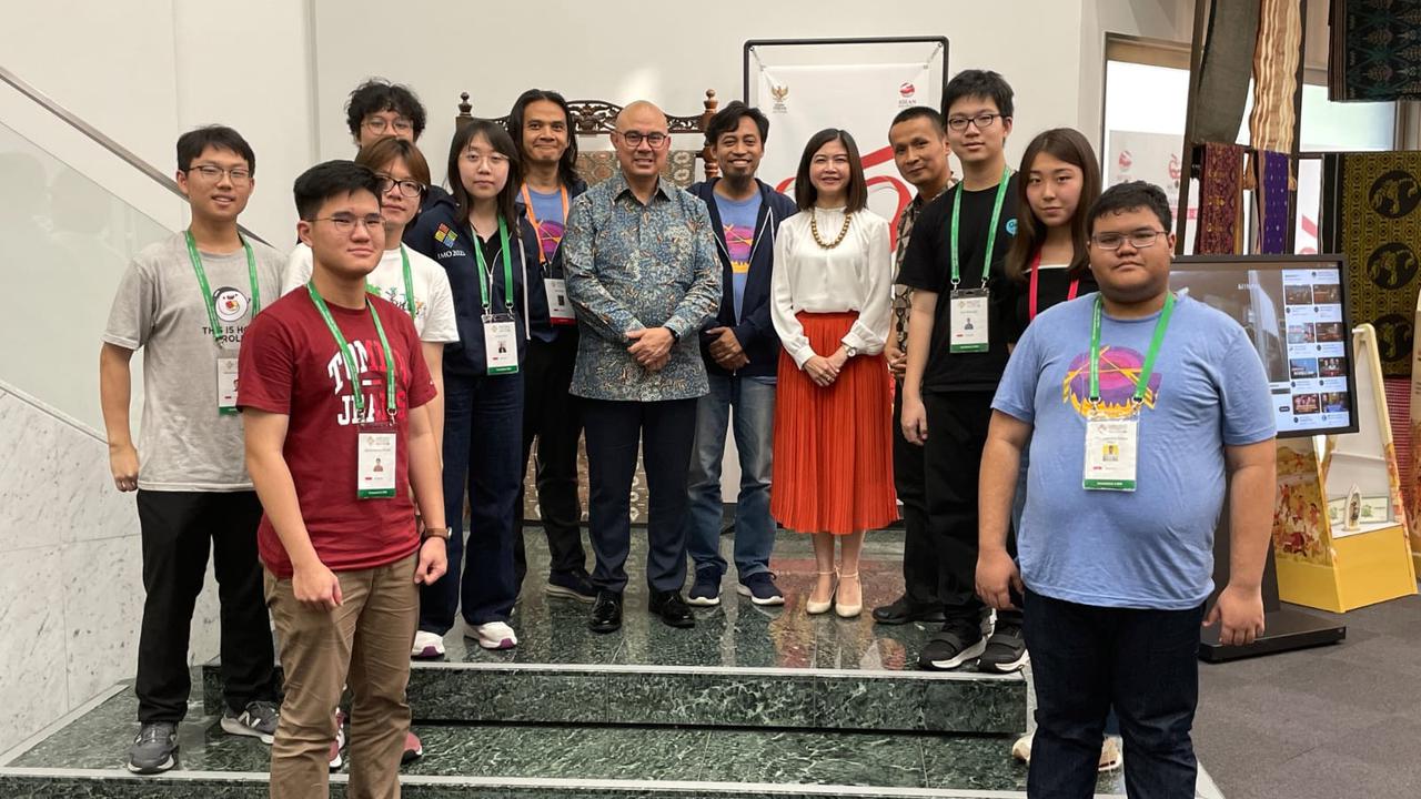 Wakil Duta Besar John Tjahjanto Boestami apresiasi pemenang Medali Tim Indonesia pada 64th International Mathematical Olympiad (IMO) di Chiba, Jepang.