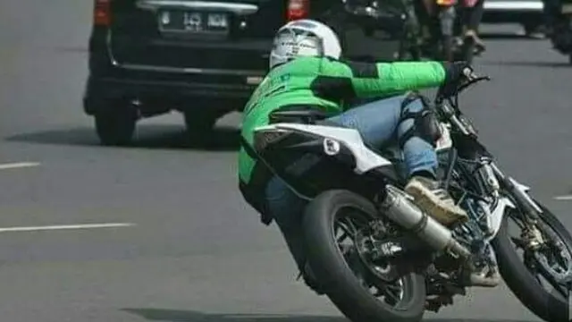 Nyeleneh, 6 Tingkah Kocak Driver Ojek Online Saat Bawa Motornya