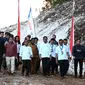 Presiden Joko Widodo atau Jokowi melakukan groundbreaking atau peletakan batu pertama Proyek Strategis Nasional (PSN) Kawasan Industri Pupuk Fakfak di Kabupaten Fakfak, Provinsi Papua Barat, Kamis, (23/11/2023) (Foto: Biro Pers Sekretariat Presiden)