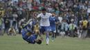 Bek Persib Bandung, Dedi Kusnandar, berebut bola dengan pemain Perserang, Suwandi, pada laga persahabatan di Stadion Maulana Yusuf, Banten, Kamis (1/3/2018). Persib menang 6-0 atas Perserang. (Bola.com/M Iqbal Ichsan)