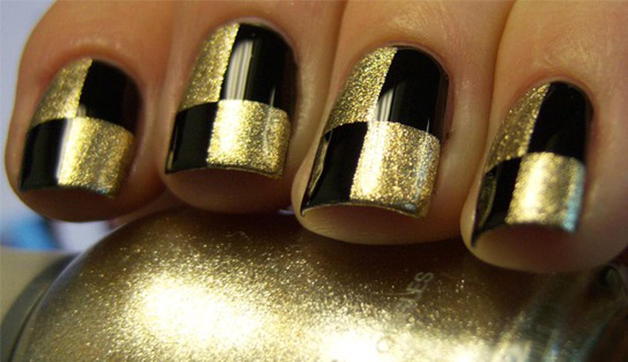 Tampil Cetar Dengan Nail Art Black and Gold Super Elegan Photo