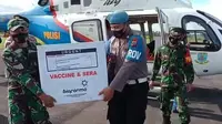 Vaksin kemudian diturunkan dan dibawa ke ruang VIP Bandara Naha, Kabupaten Kepulauan Sangihe.