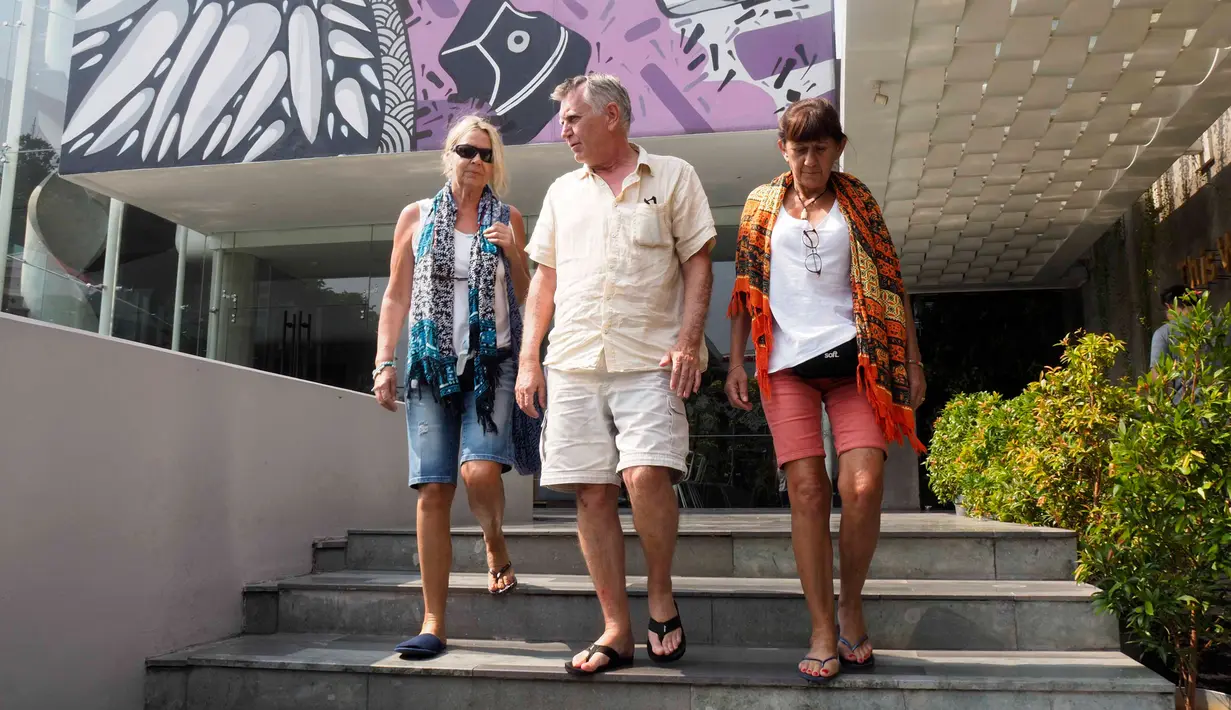 Turis Prancis, Jean Marc Pareja dan istrinya, Pascale (tengah) serta temannya Joelle Girey berada di sebuah hotel di Jakarta, Kamis (4/10). Mereka berlindung di bawah meja restoran hotel saat gempa susulan terus mengguncang kota Palu (AFP/Dewi Nurcahyani)