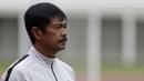 Pelatih Timnas Indonesia U-22, Indra Sjafri, mengamati pemainnya saat internal games di Stadion Madya, Jakarta, Sabtu (19/1). Latihan ini merupakan persiapan jelang Piala AFF U-22. (Bola.com/Yoppy Renato)