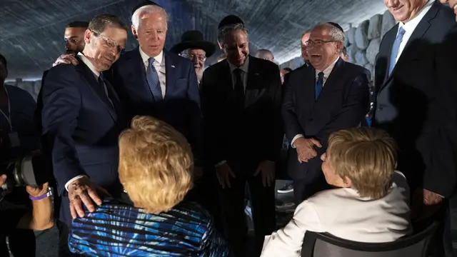 Presiden Joe Biden merangkul Presiden Israel Isaac Herzog saat dia berbicara dengan korban selamat Holocaust Amerika Dr. Gita Cycowicz dan Rena Quint di Hall of Remembrance di Yad Vashem, Rabu, 13 Juli 2022, di Yerusalem. (Foto AP/Evan Vucci)