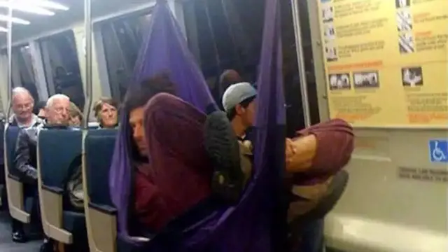 7 Aksi Kocak Orang Enggak Kebagian Tempat Duduk di Kereta Ini Kreatif Banget
