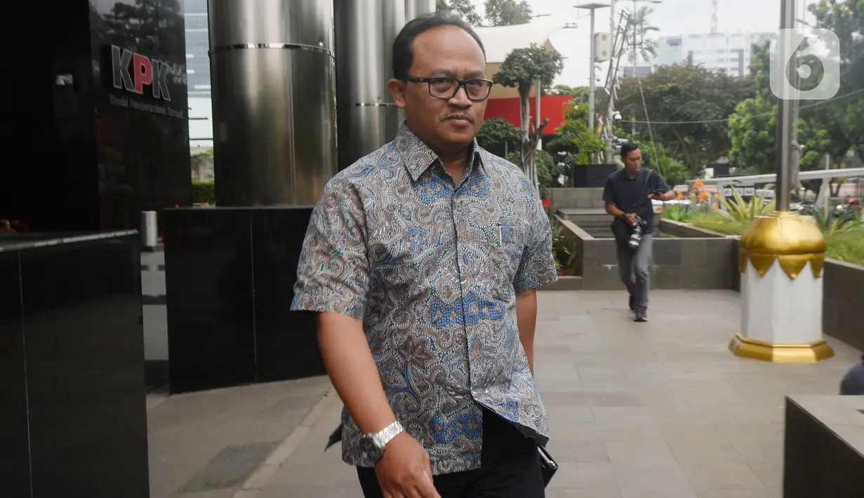 Direktur Utama PT Waskita Beton Precast Djarot Subana usai menjalani pemeriksaan di gedung KPK, Jakarta, Rabu (5/2/2020). Djarot Subana diperiksa dalam kasus dugaan korupsi pengerjaan subkontraktor proyek fiktif yang dikerjakan PT Waskita Karya. (merdeka.com/Dwi Narwoko)