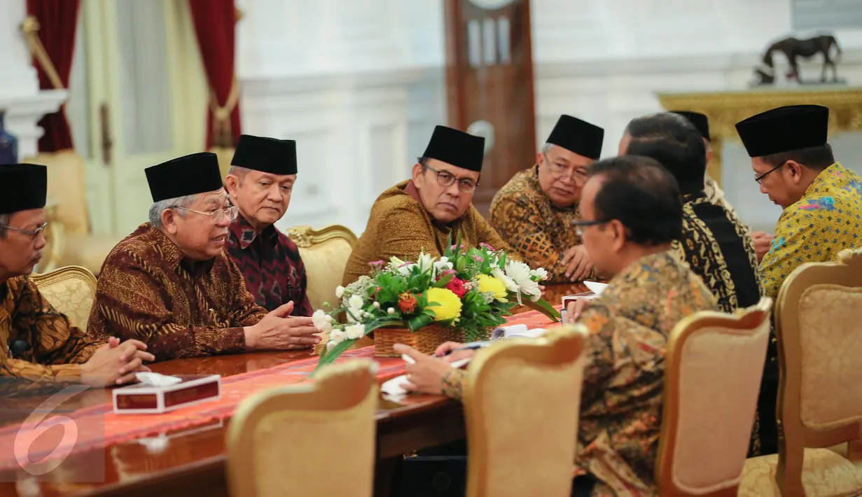 Pengurus Majelis Ulama Indonesia (MUI) bertemu Presiden Joko Widodo di Istana Merdeka, Jakarta, Selasa (5/1). Pertemuan MUI dengan Presiden untuk membahas perdamaian di Timur Tengah, khususnya antara Iran-Arab Saudi. (Liputan6.com/Faizal Fanani)