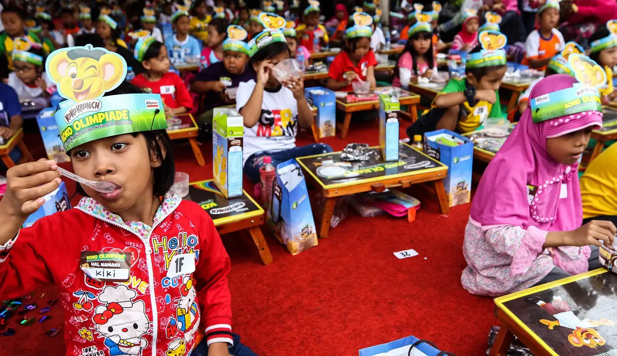 Sebanyak 1000 anak-anak sarapan Koko Krunch bersama di Keong Mas, Taman Mini Indonesia Indah (TMII), Sabtu (13/02). Kegiatan ini mendorong masyarakat agar menerapkan perilaku sarapan sehat dan gizi seimbang setiap hari. (Liputan6.com/Fery Pradolo)