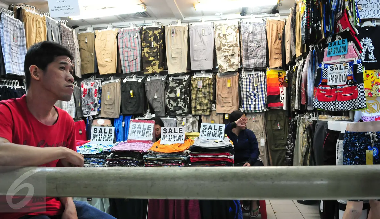 Pedagang celana menunggu pembeli di salah satu pusat perbelanjaan di Jakarta, Jumat (11/11). Pemerintah akan menghilangkan praktek impor borongan terhadap tekstil dan produk tekstil yang merugikan industri tekstil nasional. (Liputan6.com/Angga Yuniar)