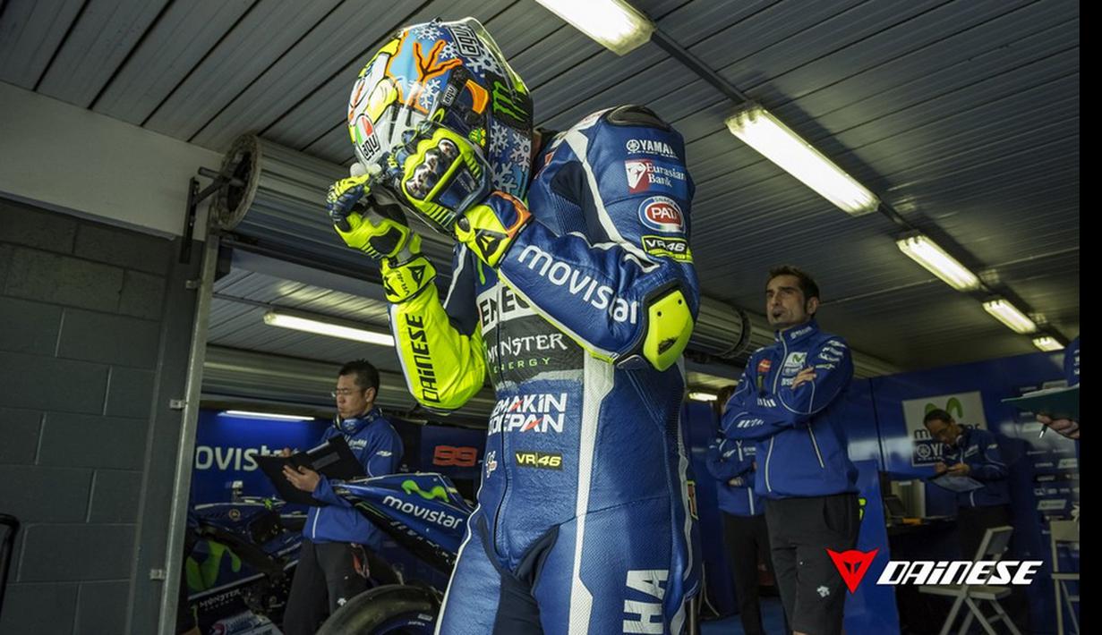 Pebalap Yamaha, Valentino Rossi, mengabaikan insiden crash pada awal sesi tes pramusim MotoGP hari pertama di Sirkuit Losail, Qatar, Rabu (2/3/2016) waktu setempat. (Bola.com/Twitter/Dainese)