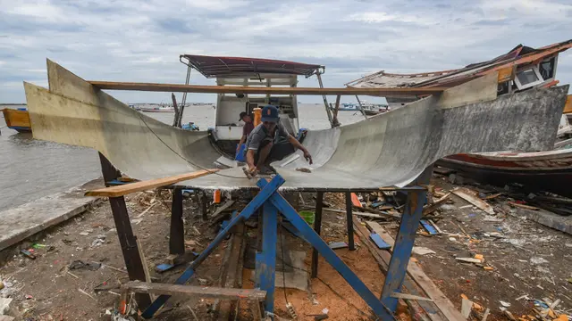 Melihat Pembuatan dan Perbaikan Perahu di Kampung Nelayan Tanjung Pasir Tangerang