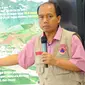 Kepala Pusat Data dan Informasi BNPB Sutopo Purwo Nugroho memberikan pemaparan terkait dampak  banjir bandang di Sentani, Jayapura di kantornya, Jakarta, Minggu (17/3). Sebanyak 4.000-an orang mengungsi akibat bencana alam itu. (Liputan6.com/Angga Yuniar)