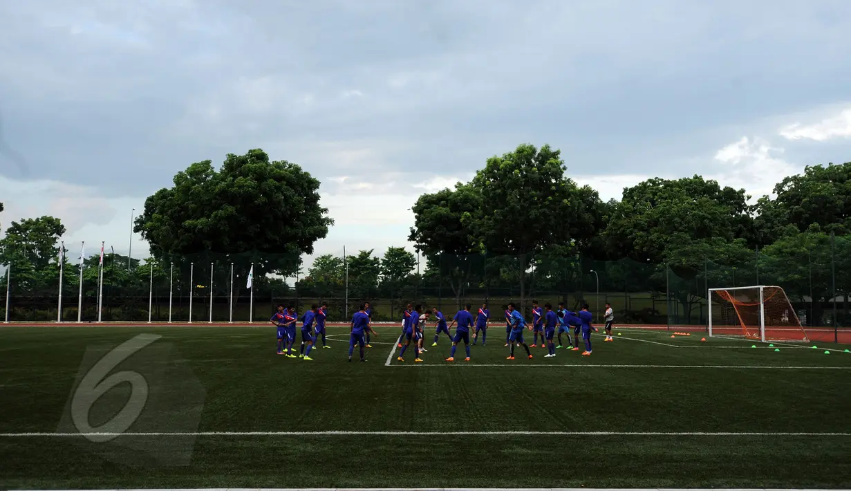 Lapangan ITE College Center, Singapura, menggunakan rumput sintetis, Minggu (31/5/2015). Tampak, Timnas Kamboja U-23 berlatih di lapangan ITE College Center jelang melakoni laga perdana di Sea Games 2015. (Liputan6.com/Helmi Fithriansyah)