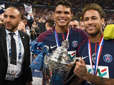 Neymar (kanan) bersama rekannya Thiago Silva (tengah) merayakan keberhasilan PSG meraih trofi Piala Prancis 2018 di Stade de France, Saint-Denis (8/5/2018). PSG menang setelah kalahkan Les Herbiers 2-0. (AFP/Frank Fife)