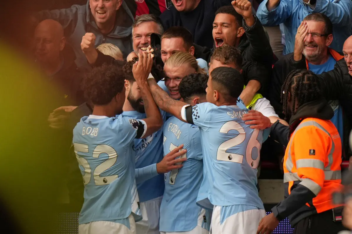Skuad Manchester City merayakan gol Erling Haaland ke gawang Brentford di pekan ke tujuh Liga Inggris 2025/2026 di Gtech Community Stadium, Minggu (05/10/2025). (AP Photo/Alastair Grant)