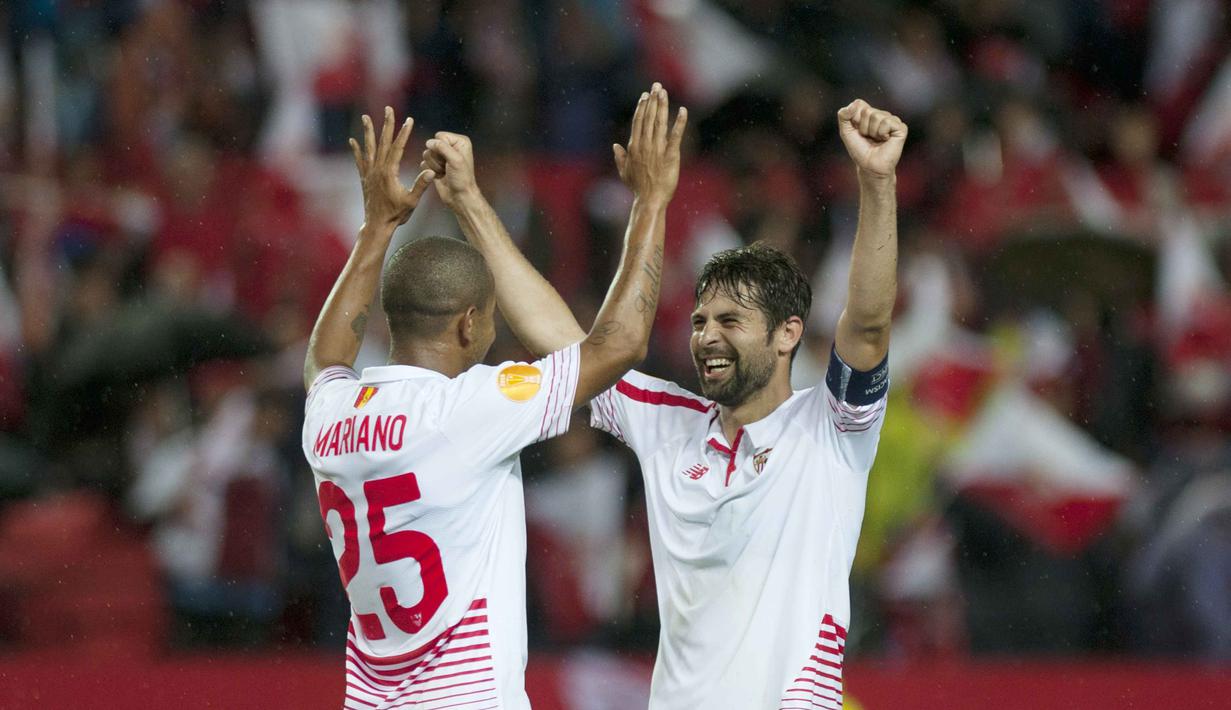 Pemain Sevilla, Mariano Ferreira (kiri) dan rekannya  Coke merayakan kemenangan atas Shakhtar Donetsk pada leg kedua semifinal Liga Europa di Stadion Ramon Sanchez Pizjuan, Sevilla, Jumat (6/5/2016) dini hari WIB. (AFP/Jorge Guerrero)