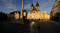 Seorang pria memberi hormat kepada para korban pandemi COVID-19 di Alun-Alun Kota Tua, Praha, Republik Ceko, Senin (29/3/2021). Republik Ceko dan Slovakia jadi antara negara terparah terkena dampak COVID-19, akhirnya mengalami beberapa perbaikan setelah penguncian ketat. (AP Photo/Petr David Josek)