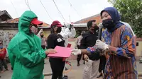 Menteri Ketenagakerjaan, Ida Fauziyah saat mengunjungi Kawasan Industri Usaha Pengupasan Bawang di Kampung Tengah, Kramat Jati, Jakarta Timur, Kamis (23/4/2020).
