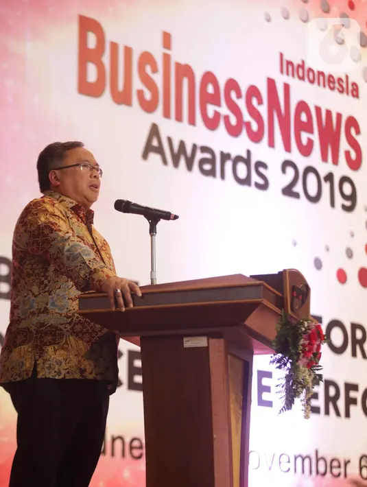 Menristek dan Kepala Badan Riset Inovasi Nasional Bambang Brodjonegoro memberi sambutan pada acara Indonesia BusinessNews Award 2019 di Jakarta, Rabu (6/11/2019). PT Surya Citra Media Tbk meraih The Best Innovation and Business Transformation in Multimedia Industry 2019. (Liputan6.com/Faizal Fanani)