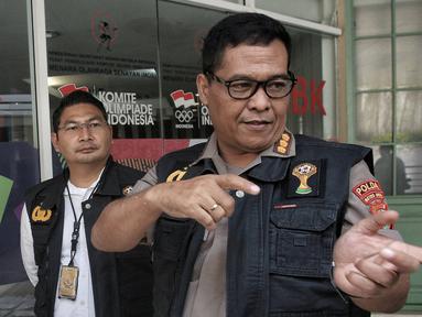 Ketua Tim Media Satgas Antimafia Bola Kombes Pol Argo Yuwono memberi keterangan pers terkait penggeledahan kantor PSSI di FX Tower, Jakarta, Rabu (30/1). Penggeledahan merupakan pengembangan dari laporan tersangka sebelumnya. (Liputan6.com/Faizal Fanani)