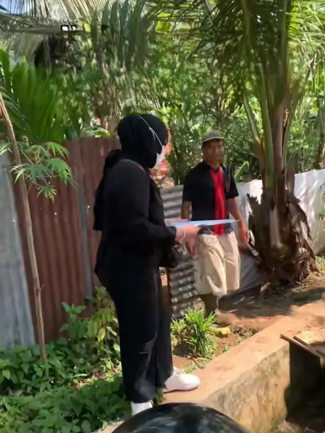 Aksi Mahasiswi Blusukan ke Kebun