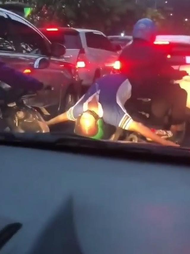 penumpang ojol lakukan peregangan otot kocak