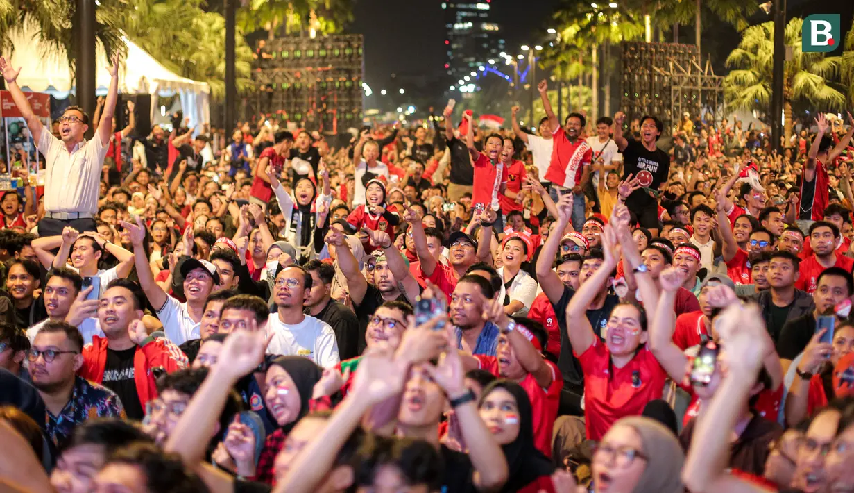 Ekspresi bahagia para penonton saat nonton bareng Timnas Indonesia U-23 melawan Uzbekistan U-23 pada laga semifinal Piala Asia U-23 di Kompleks Stadion Utama Gelora Bung Karno (SUGBK), Senayan, Jakarta, Senin (29/04/2024) malam WIB. (Bola.com/Bagaskara Lazuardi)