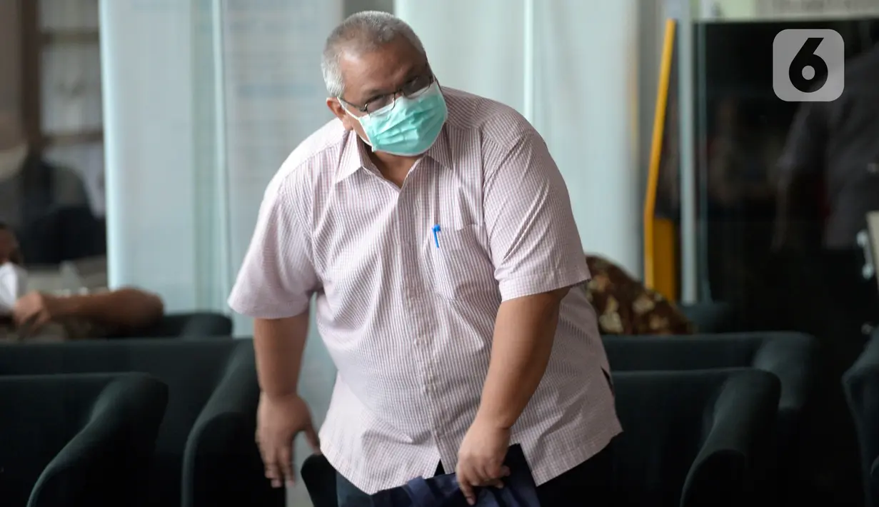 Direktur Dana Perimbangan Kemenkeu, Putut Hari Satyaka menunggu pangilan penyidik akan dimintai keterangan di Gedung KPK, Jakarta, Selasa (23/6/2020).  Putut diperiksa sebagai saksi untuk pengembangan baru kasus dugaan korupsi pengurusan anggaran dana alokasi khusus (DAK). (merdeka.com/Dwi Narwoko)
