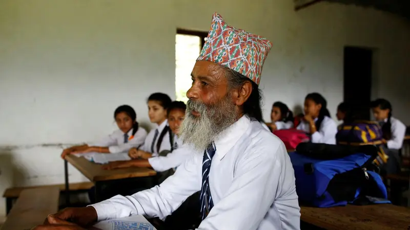 Pantang Menyerah, Kakek 70 Tahun Ini Lanjutkan Sekolah