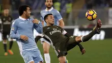 Pemain AC Milan, Leonel Vangioni (kanan) mengontrol bola saat dihadang pemain Lazio, Felipe Anderson pada laga Serie A di Olympic stadium, Rome (13/2/2017). Lazio bermain imbang 1-1 dengan Milan. (AP/Gregorio Borgia)