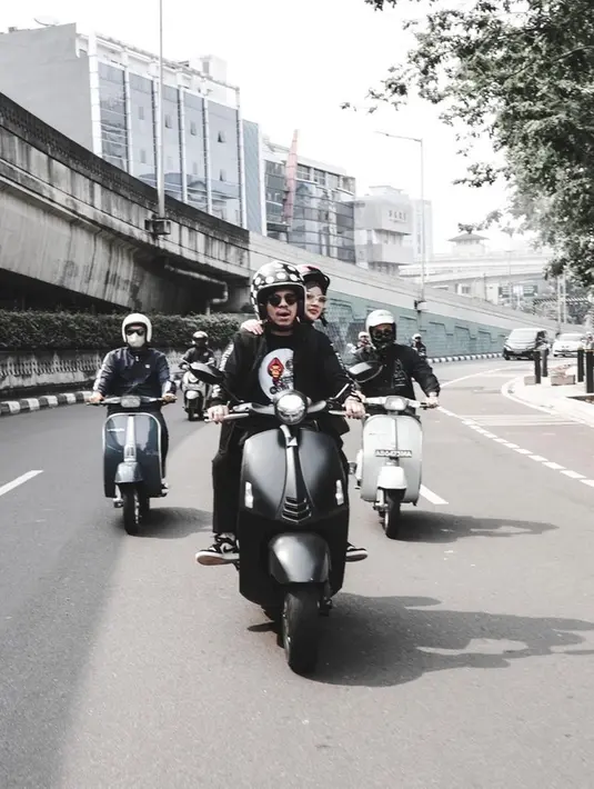 Berkeliling kota Jakarta dengan vespa, Atta Halilintar terlihat begitu menjaga sang istri. Bahkan, raut wajah bahagia juga terlihat dari Atta Halilintar dan Aurel Hermansyah. (Liputan6.com/IG/@attahalilintar)
