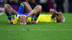 Reaksi kecewa pemain Brasil, Neymar setelah tim mereka kalah dari Kroasia saat laga perempat final Piala Dunia Qatar 2022 yang berlangsung di Education City Stadium, Al-Rayyan, Jumat (09/12/2022) waktu setempat. Brasil kalah 2-4 dari Kroasia saat babak adu penalti. (AFP/Gabriel Bouys)