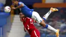 Pemain Everton Dominic Calvert-Lewin (atas) berebut bola dengan pemain Liverpool Joel Matip pada pertandingan Liga Premier Inggris di Stadion Goodison Park, Liverpool, Inggris, Sabtu (17/10/2020). Pertandingan berakhir dengan skor 2-2. (Cath Ivill/Pool via AP)