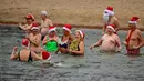 Para anggota klub renang "Berliner Seehunde" (Berlin Seals) berendam di Danau Orankesee yang dingin di Berlin, Jerman, Senin (25/12). Berenang di danau itu salah satu tradisi masyarakat Berlin menyambut Natal setiap tahun.(Tobias SCHWARZ/AFP)