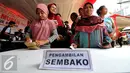 Ratusan warga mengantri untuk mendapatkan sembako murah di Kantor DPP PDIP Lenteng Agung, Jakarta, Senin (13/7/2015). Warga menyambut antusias kehadiran pasar murah yang digelar PDIP (Liputan6.com/Yoppy Renato)