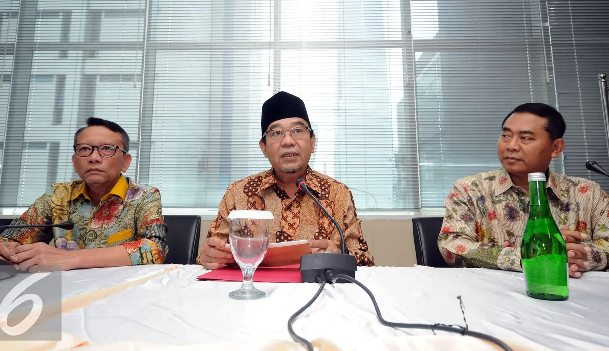 Ketua BPK RI, Harry Azhar Azis (tengah) bersama Dirjen Pajak, Ken Dwijugiasteadi memberikan keterangan di Kantor Dirjen Pajak, Jakarta, Jumat (15/4/2016). Harry dipanggil untuk melakukan klarifikasi SPT SPT Tahunan PPh. (Liputan6.com/Helmi Fithriansyah)