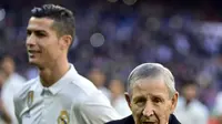 Raymond Kopa ketika mempersembahkan trofi Ballon d'Or kepada Cristiano Ronaldo pada Januari 2017. (AFP/Gerard Julien)