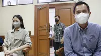 Ririn Dwi Ariyanti dan Aldi Bragi saat menghadiri persidangan di Pengadilan Agama Jakarta Selatan, Kamis (30/9/2021) (Kapanlagi.com)