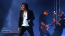 Meskipun tiket konser yang dipromotori Gudang Production itu tidak terjual habis, Ari Lasso tetap bersemangat tampil di hadapan penontonnya. (Deki Prayoga/Bintang.com)