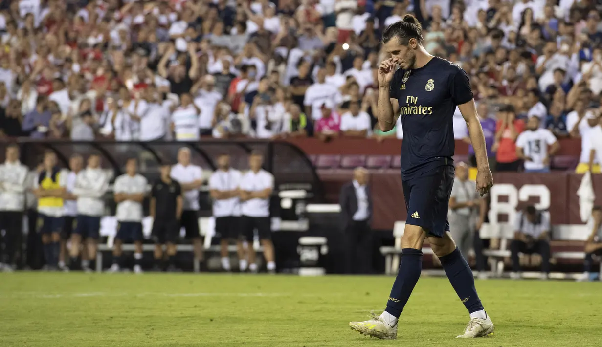 Gelandang Real Madrid, Gareth Bale tersenyum usai mencetak gol ke gawang Arsenal selama pertandingan International Champions Cup (ICC) 2019 di FedExField, Landover, Maryland (24/7/2019). Madrid menang adu penalti atas Arsenal 3-2 (2-2). (AFP Photo/Jim Watson)