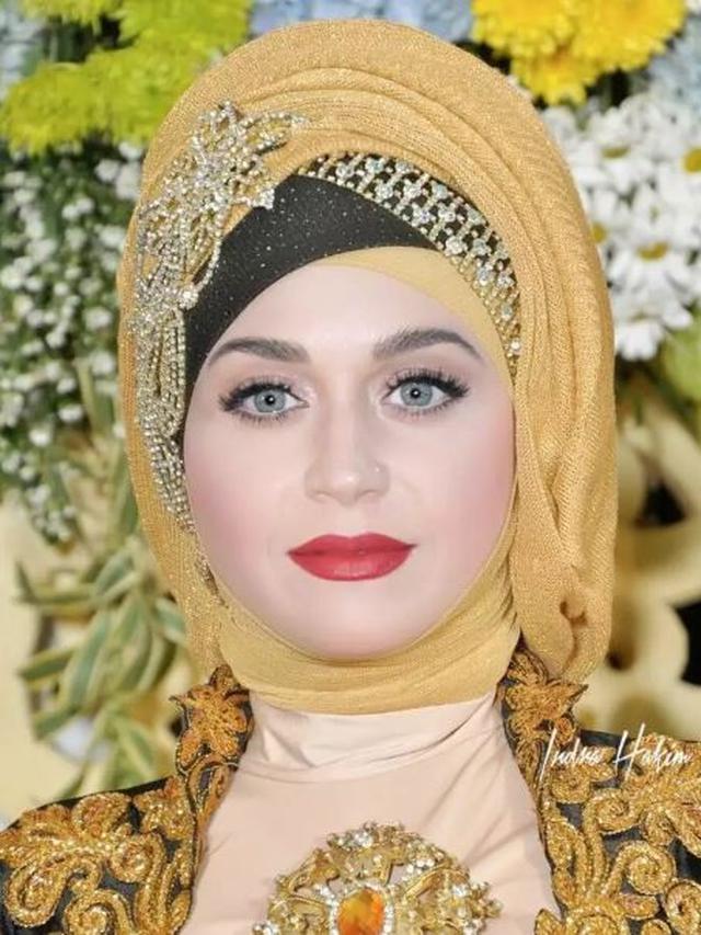 6 Editan Foto Artis Hollywood Jika Berkebaya Ini Bikin Senyum, Kocak