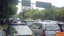 Citizen6, Jakarta: Parkiran liar didepan Kantor BNN-Cawang, Jakarta Timur menyebabkan kemacetan diruas jalan tersebut. (Pengirim: Untung)