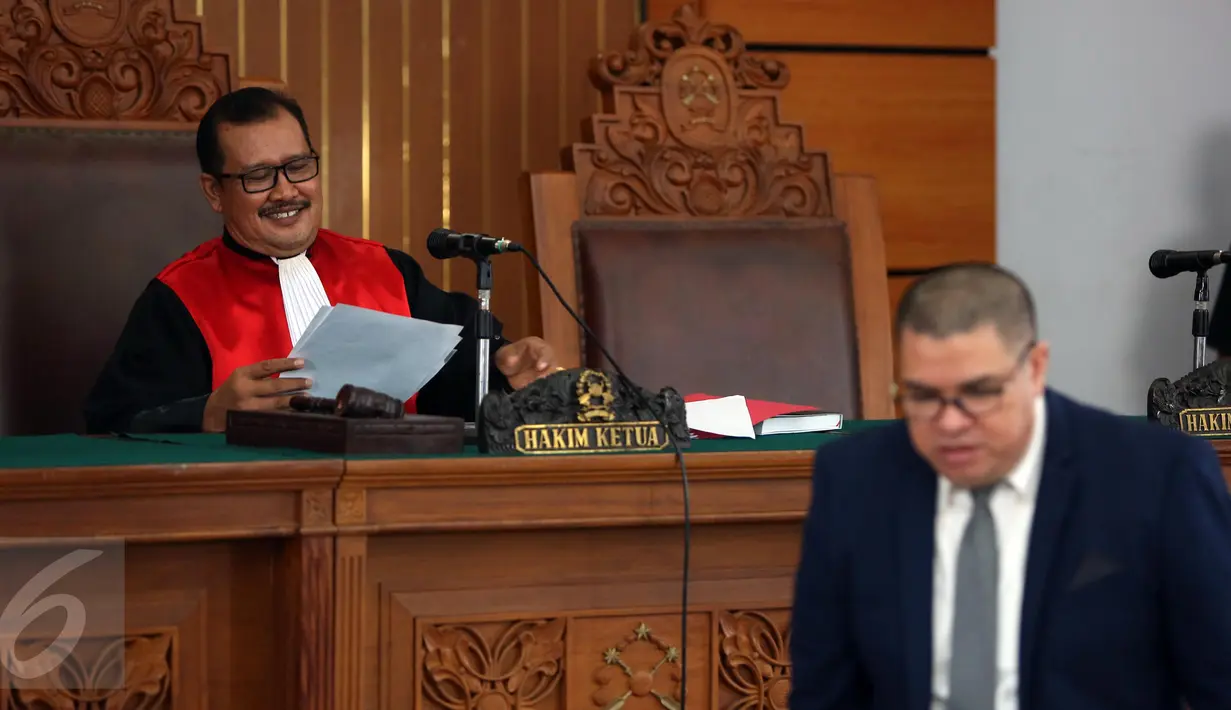 Hakim Tunggal I Wayan Karya menyampaikan permohonan penundaan sidang perdana praperadilan mantan Ketua DPD Irman Gusman di PN Jakarta Selatan, Selasa (18/10). Sidang harus ditunda karena KPK sebagai pihak termohon tidak datang. (Liputan6.com/Helmi Afandi)