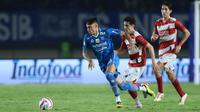 Pemain Persib Bandung, Stefano Beltrame (kiri) menggiring bola melewati pemain Madura United pada laga leg 1 final Championship Series BRI Liga 1 2023/2024 antara Persib Bandung melawan Madura United di Stadion Si Jalak Harupat, Bandung, Minggu (26/05/2024). (Bola.com/M Iqbal Ichsan)