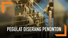 Seorang penonton menyerang pegulat yang memberikan sambutan pada sebuah acara di New York. Pelaku penyerangan berusia 26 tahun ditahan dan dikenakan pasal penyerangan.