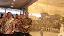 Presiden Jokowi berkeliling ditemani Ketua Mahkamah Konstitusi Hamdan Zoelva di Pusat Sejarah Konstitusi, Gedung MK, Jakarta, Jumat (19/12/2014). (Liputan6.com/Faizal Fanani)