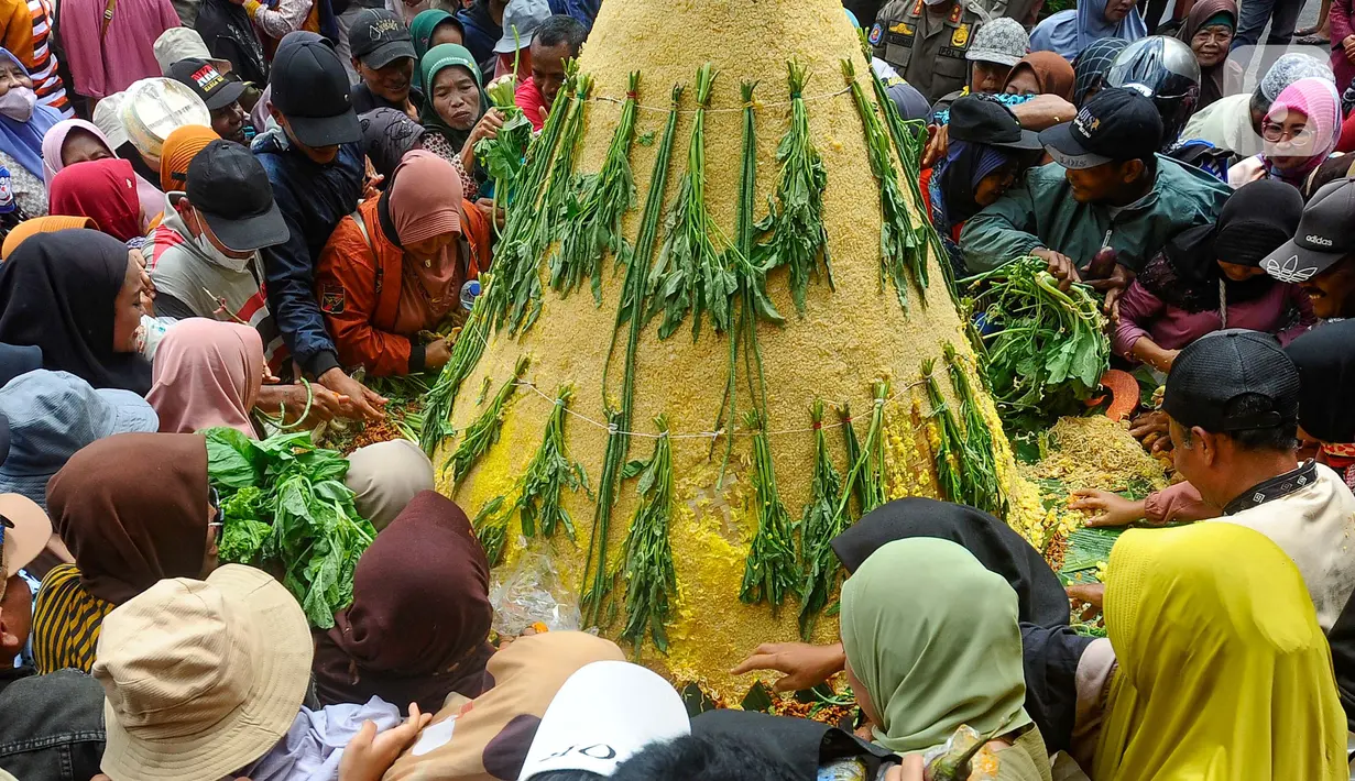 Tumpengan tersebut dalam rangkaian hari jadi Kabupaten Trenggalek ke-829. (merdeka.com/arie basuki)