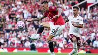 Martin Zubimendi dari Arsenal, kanan, menantang Benjamin Sesko dari Manchester United dalam pertandingan Premier League&nbsp;antara Manchester United dan Arsenal di Stadion Old Trafford di Manchester, Inggris, Minggu, 17 Agustus 2025. (Foto AP/Dave Thompson)